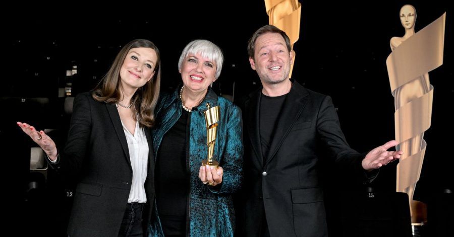 Schauspielerin Alexandra Maria Lara (l-r), Kulturstaatsministerin Claudia Roth und Regisseur Florian Gallenberger bei der Bekanntgabe der Nominierungen.