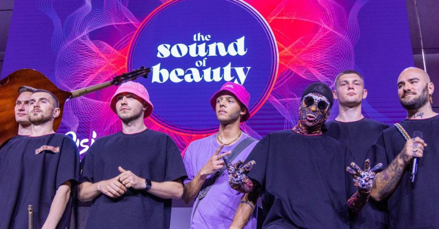 Die ukrainische Band Kalush Orchestra gemeinsam mit Malik Harris (M) aus Deutschland beim Empfang der Deutschen Botschaft vor dem Eurovision Song Contest (ESC).