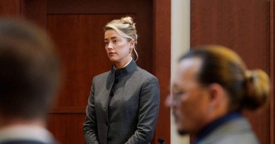 Amber Heard und Johnny Depp im Gerichtssaal.