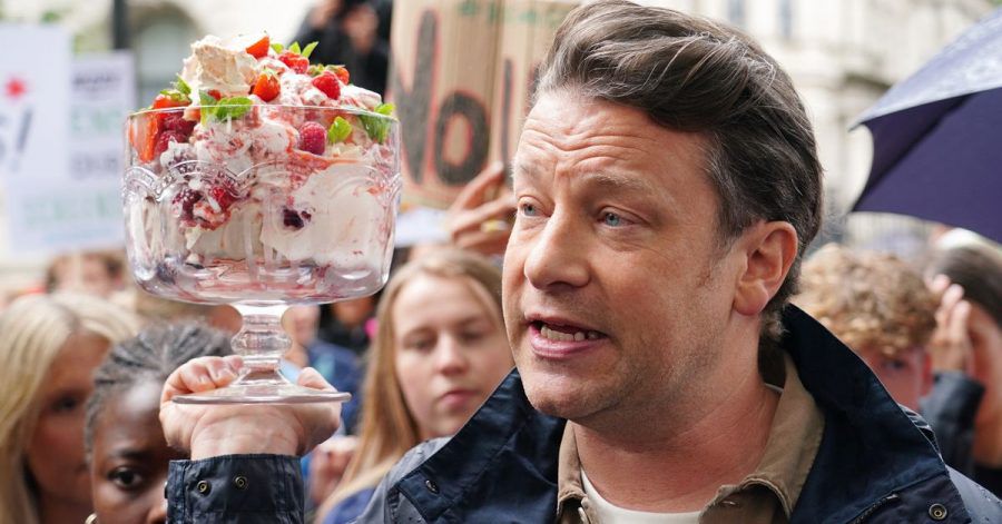 Jamie Oliver nimmt an der «What An Eton Mess-Demonstration» in London teil und fordert Premierminister Johnson auf, seine Kehrtwende bei der Anti-Adipositas-Strategie der Regierung zu überdenken.