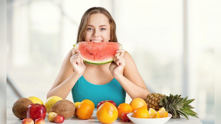 Obst und Gemüse mit hohem Wasseranteil helfen gegen Wassereinlagerungen. (ncz/spot)