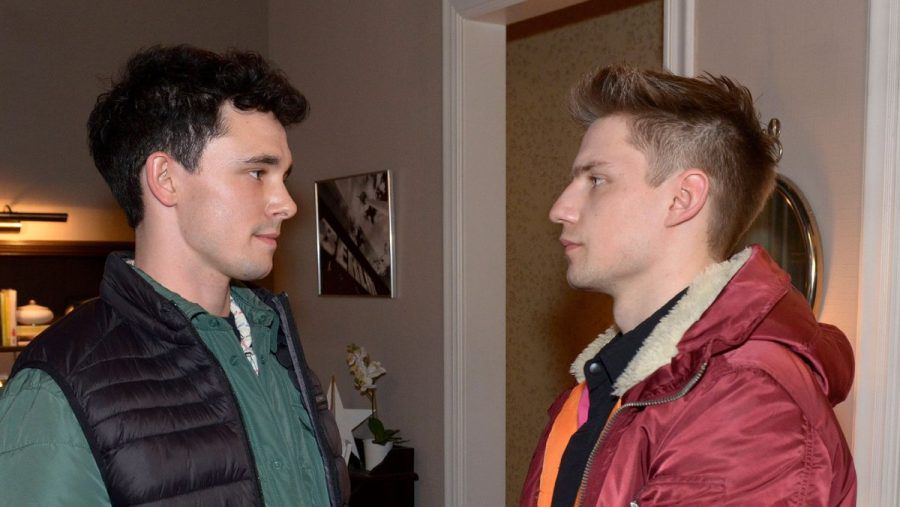 "GZSZ": Luis (l.) entschuldigt sich bei Moritz für seine Schuldzuweisungen. (cg/spot)