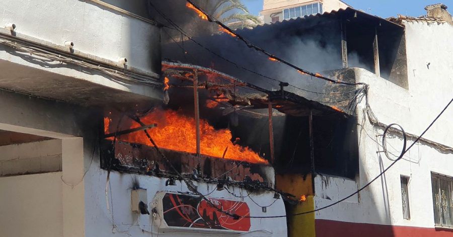 Flammen schlagen aus dem Restaurant «Why Not». Die Polizei hat auf Mallorca 13 deutsche Urlauber festgenommen, weil sie den Brand ausgelöst haben sollen.