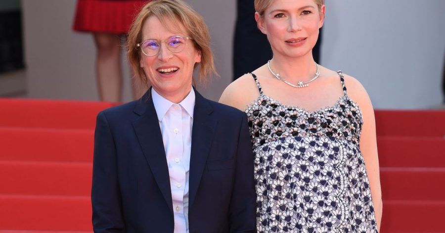 Regisseurin Kelly Reichardt, (l) und die hochschwangere Schauspielerin Michelle Williams stellten ihren Film "Showing Up" in Cannes vor.