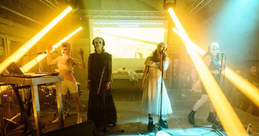 Diana Burkot (l-r), Anton Ponomarev, Maria Aljochina und Olga Borisova beim Konzert ihrer kremlkritischen und feministischen Band Pussy Riot im Funkhaus Berlin.