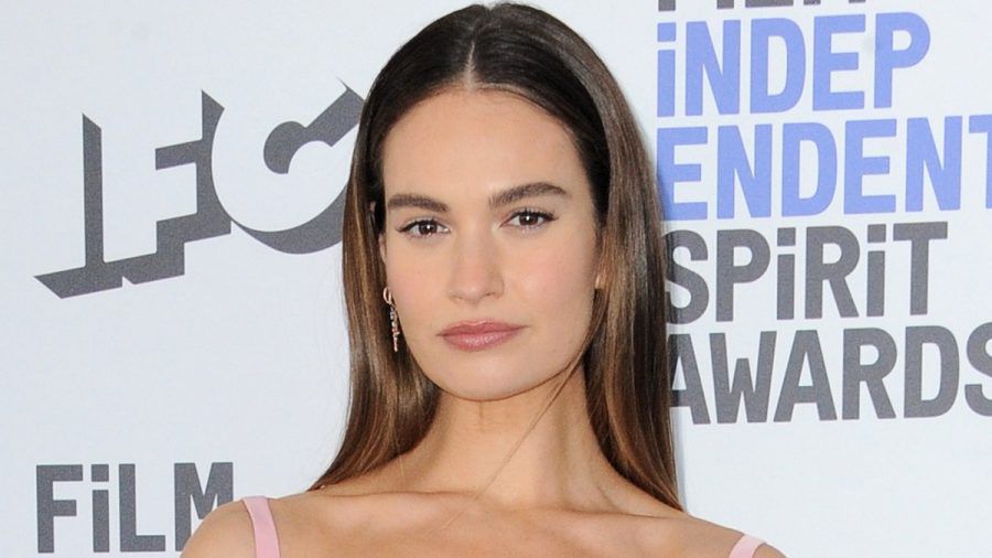 Schauspielerin Lily James trägt den angesagten Farbtrend Riviera-Brünett. (the/spot)