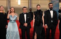 Cristian Mungiu (3.v.l.) kam mit Teilen seines Casts zur Premiere des Films «R.M.N.» während des 75. Filmfestivals in Cannes.
