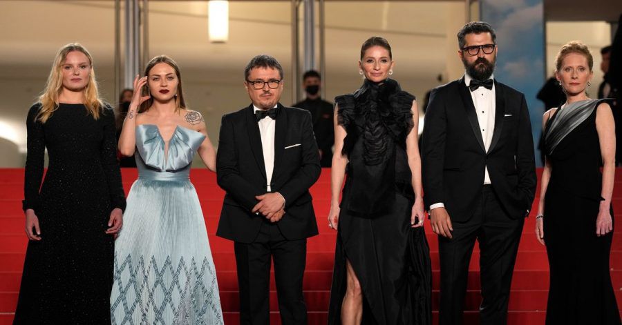 Cristian Mungiu (3.v.l.) kam mit Teilen seines Casts zur Premiere des Films «R.M.N.» während des 75. Filmfestivals in Cannes.