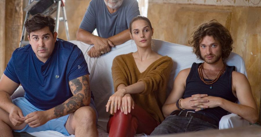 Artus (l-r) als Philippe Bartek, Gerard Jugnot als Francis Bartek, Camille Lou als Stella Bartek und Louka Meliava als Alexandre Bartek in einer Szene des Films "Meine schrecklich verwöhnte Familie".