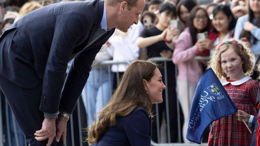 Prinz William und Herzogin Kate im Gespräch mit Kindern in Schottland. (ili/spot)