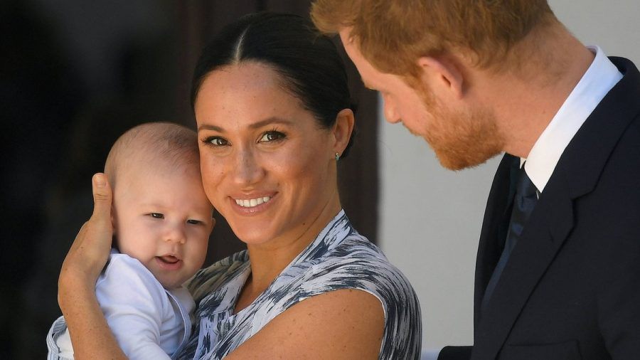 Der kleine Archie, hier mit seinen Eltern Herzogin Meghan und Prinz Harry, wird bereits drei Jahre alt. (dr/spot)