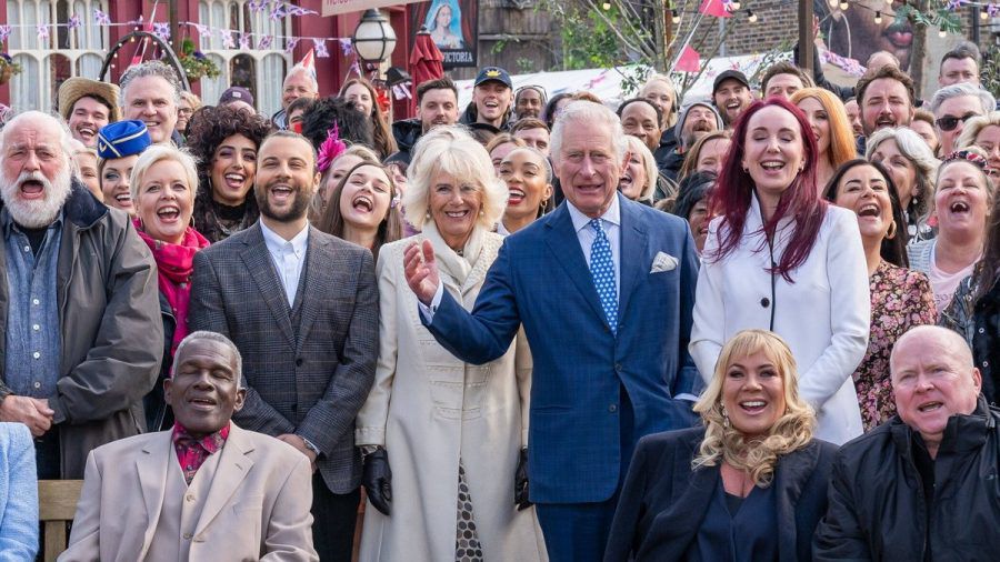 Der Cast der TV-Soap "EastEnders" hat Besuch von Prinz Charles und Herzogin Camilla bekommen. (stk/spot)