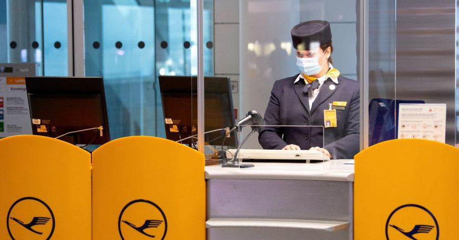 Eine Mitarbeiterin von Lufthansa bereitet an einem Gate am Flughafen München das Boarding für einen Flug vor.