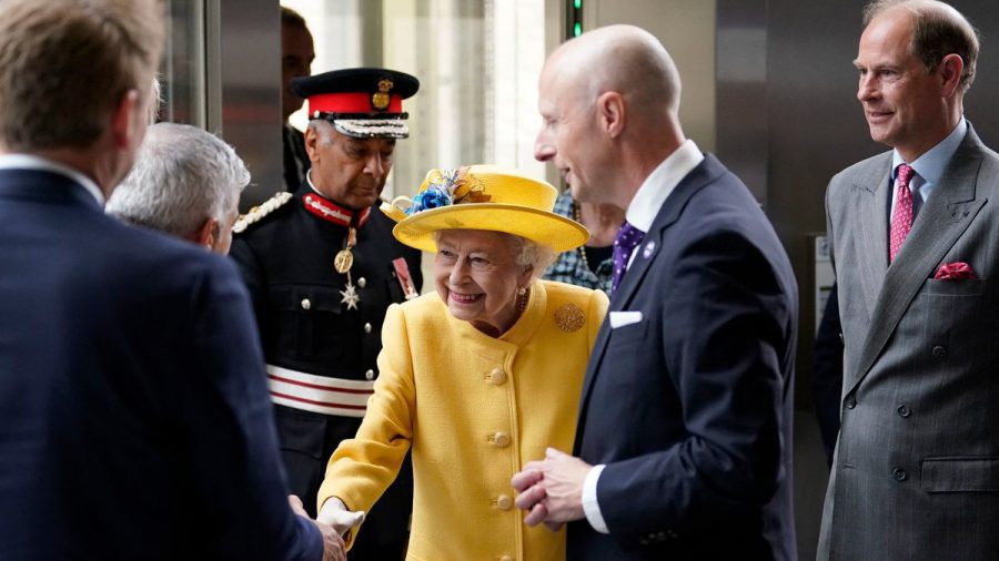 Die Queen strahlte in London in einem gelben Outfit. (hub/spot)