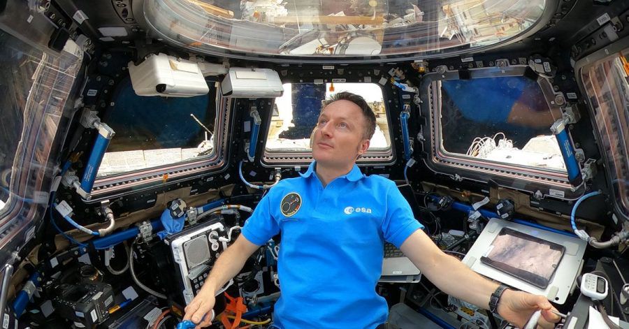 Astronaut Matthias Maurer blickt von der Kuppel der Internationalen Raumstation ISS auf die Erde.