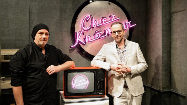Torsten Sträter und Kurt Krömer in der Sendung "Chez Krömer". (mia/spot)