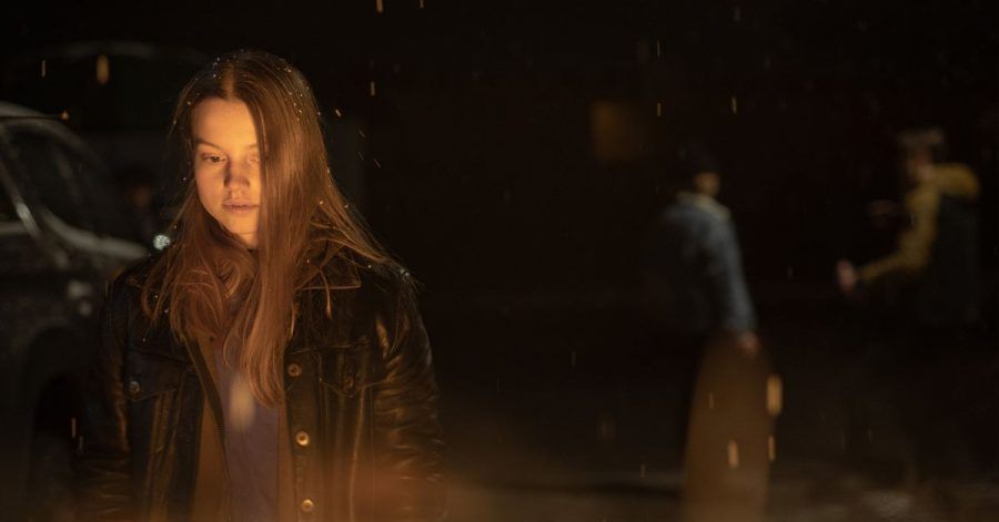 «Flammenmädchen»: Sophie Fenks (Annika Wonner) blickt nachdenklich ins Feuer.