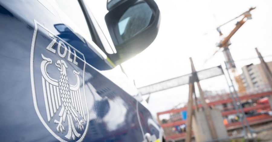 Bekämpfung von Schwarzarbeit: Mitarbeiter des Zolls durchsuchen eine Baustelle in Frankfurt.