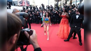 Eine unbekannte Frau stürmte am Freitag (20. Mai) den roten Teppich bei den Filmfestspielen von Cannes. (aha/spot)