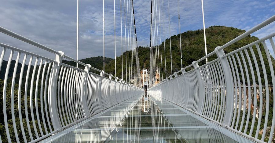Die Bach-Long-Glasbrücke (auf Deutsch: Weißer Drache) im Hochland von Vietnam.