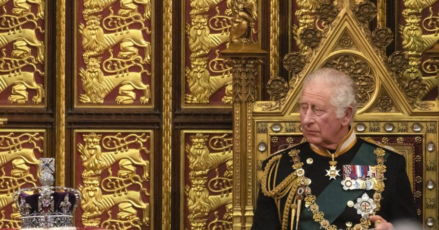 Noch liegt die Krone neben ihm: Thronfolger Charles bei der formales Eröffnung des britischen Parlaments.