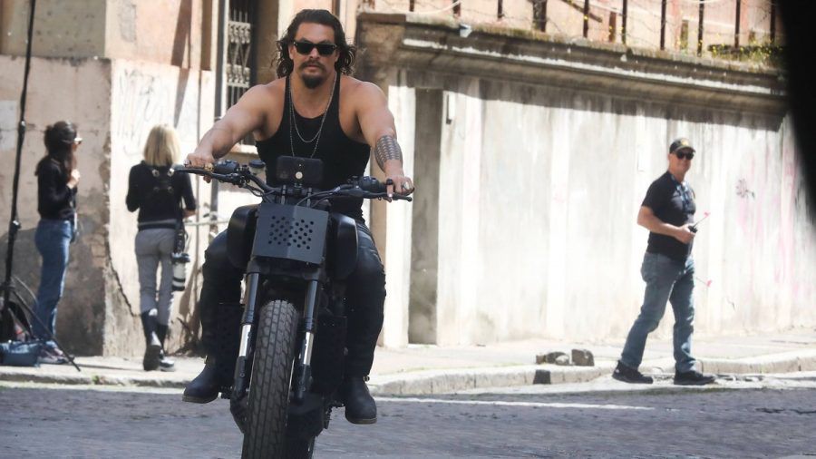 Jason Momoa macht auf dem Bike eine gute Figur. (jom/spot)