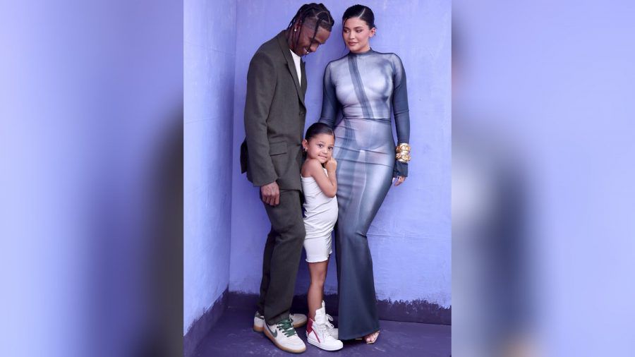 Travis Scott mit seiner Partnerin Kylie Jenner und der gemeinsamen Tochter Stormi bei den BMAs. (eee/spot)