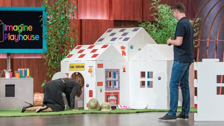Judith Williams probiert das Spielhaus für Kinder aus. (mia/spot)