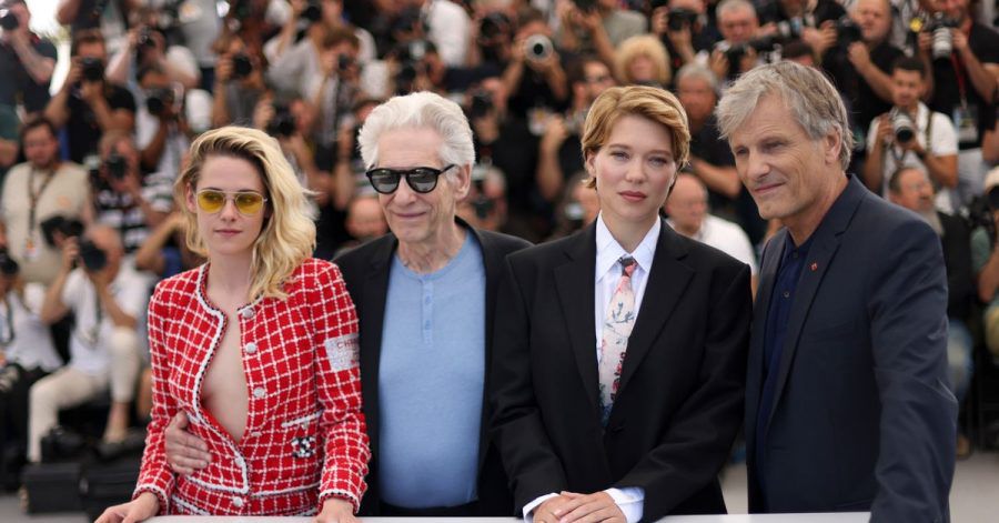 Kristen Stewart (l-r), Regisseur David Cronenberg, Lea Seydoux und Viggo Mortensen stellten ihren Film "Crimes of the Future" in Cannes vor.