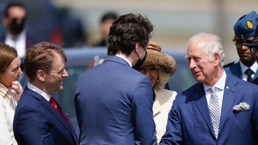 Justin Trudeau begrüßt Prinz Charles (r.) und Herzogin Camilla in St. John's. (mia/wue/spot)