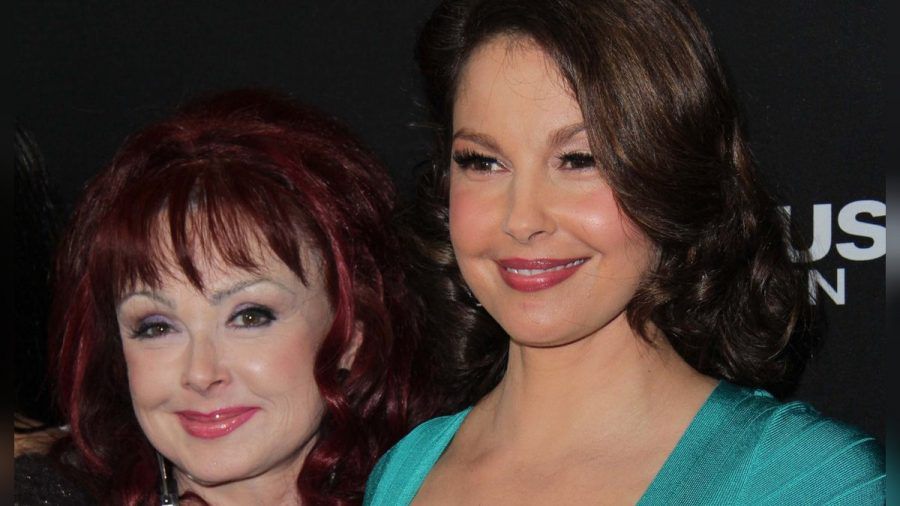 Ashley Judd (re.) trauert um ihre Mutter Naomi. (tae/spot)