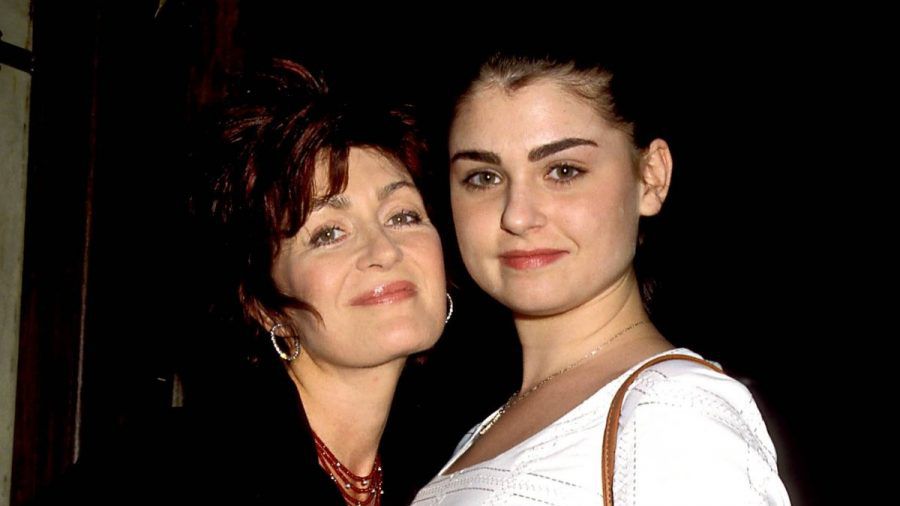 Sharon Osbourne mit ihrer Tochter Aimee (r.), die als ARO Musik macht. (stk/spot)