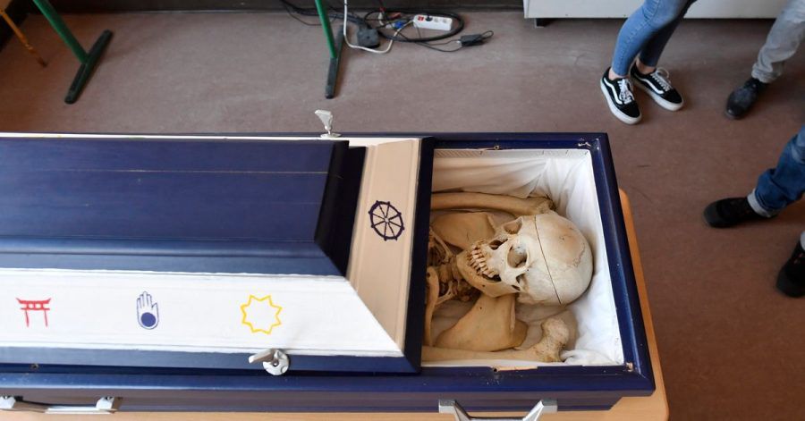 Der Sarg mit den Gebeinen des Schulskeletts in der Biologie-Klasse des Johannes-Sturmius-Gymnasiums.