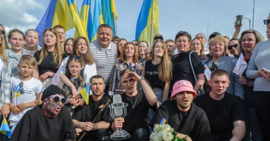 Das Kalush Orchestra mit Fans an der ukrainisch-polnischen Grenze.