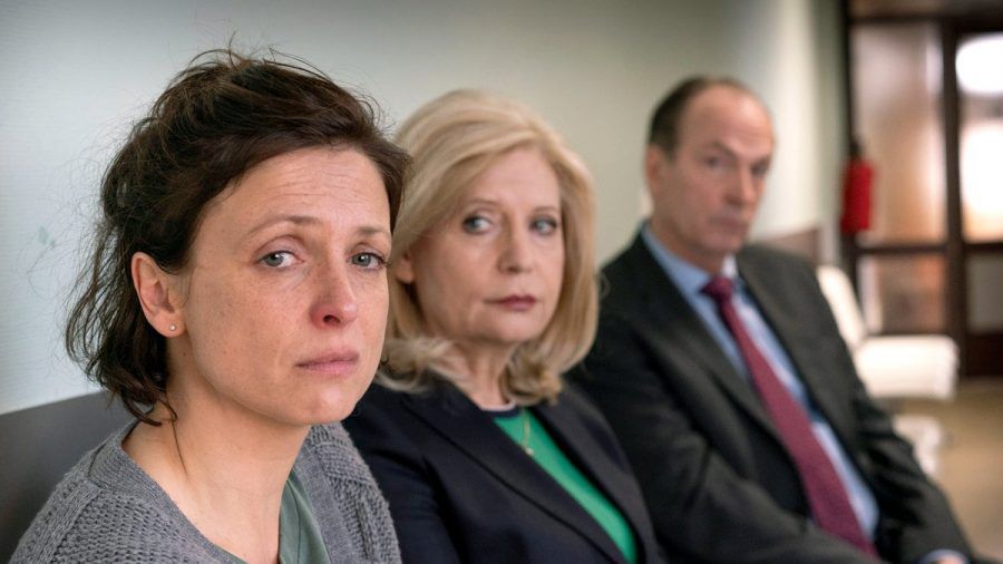 "Die Kanzlei: Schräglage": Isa von Brede (Sabine Postel, M.) und Markus Gellert (Herbert Knaup) unterstützen Julia Fehring (Julia Brendler) bei ihrem Kampf ums Sorgerecht. (cg/spot)