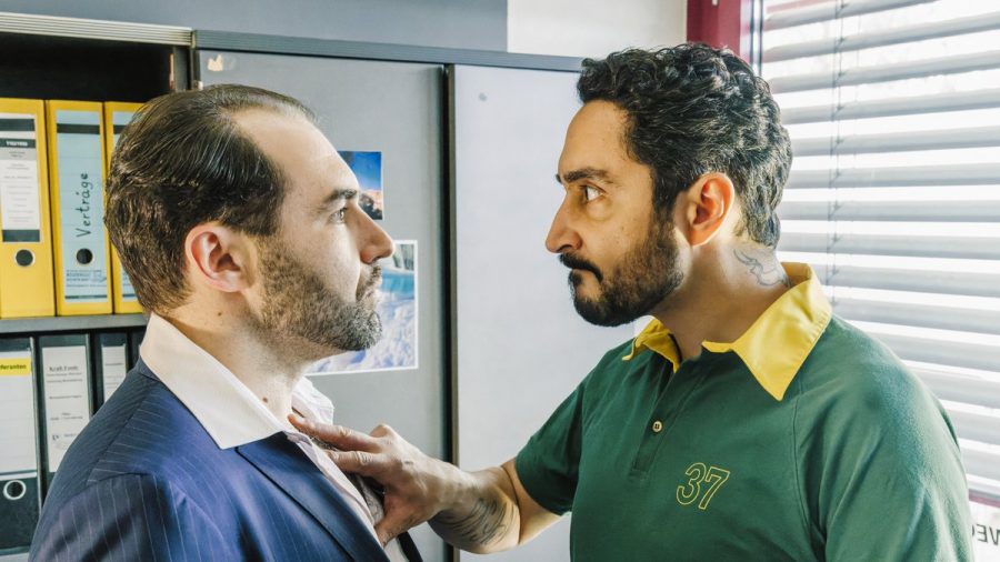 "Die Glücksspieler: Auf den Hund gekommen": Firat (Eko Fresh, r.) vertraut Ömer (Roman Kanonik) nicht. (cg/spot)