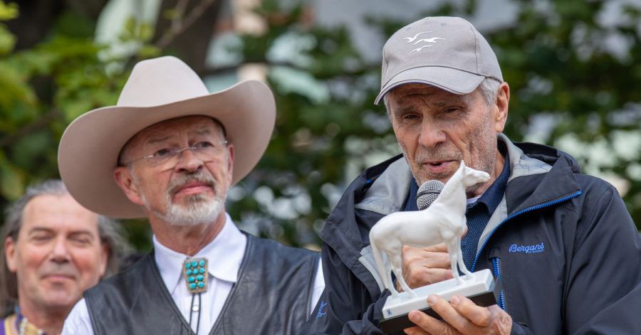 Der Schauspieler Gojko Mitić (r) freut sich neben Volkmar Kunze, Geschäftsführer vom Karl-May- Museum Radebeul, über einen Mustang aus Meißner Porzellan.