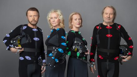 ABBA präsentieren sich im Rahmen der Arbeiten zu „ABBA Voyage“ in speziellen Anzügen