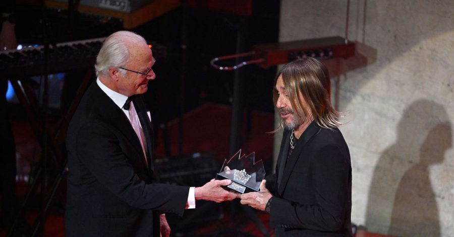 Iggy Pop (r) erhält vom schwedischen König Carl XVI. Gustaf den Polarpreis.