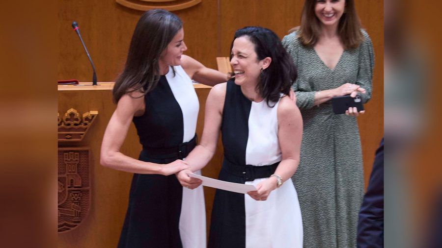 Königin Letizia (l.) und die Rechtsprofessorin Inmaculada Vivas Tesón erschienen im schwarz-weißen Midikleid zu der Veranstaltung. (ili/spot)