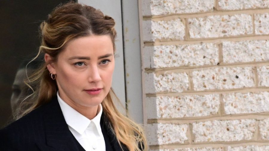 Amber Heard verlässt im schwarzen Anzug das Gericht in Fairfax