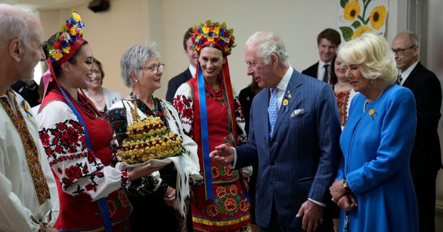 Prinz Charles (2.v.r.) und seine Frau Camilla (r.), Herzogin von Cornwall, trafen sich in Kanada mit Mitgliedern der ukrainischen Gemeinde.