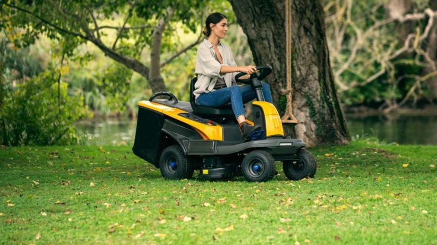 Selber Akku-Mäher fahren oder den Mähroboter arbeiten lassen? Die Vorlieben beim Rasenmähen gehen auseinander. (elm/spot)