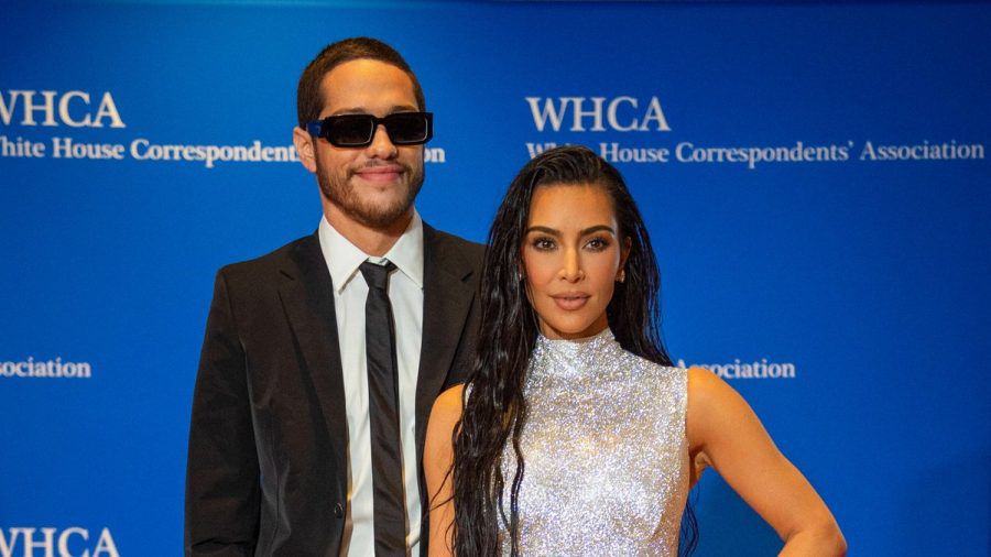 Pete Davidson und Kim Kardashian zeigten sich verliebt auf dem roten Teppich des White House Correspondents' Dinner in Washington, D.C. (tae/spot)