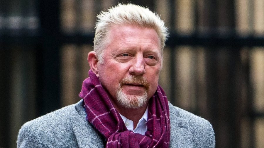 Boris Becker lächelt ganz zart auf dem Weg ins Gericht