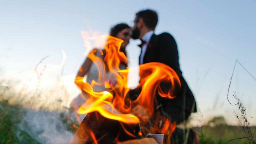 Brautpaar in Flammen