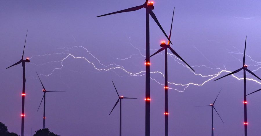 Ein Blitz erhellt den Nachthimmel über Windenergieanlagen im brandenburgischen Jacobsdorf.