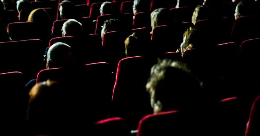 Besucherinnen und Besucher sitzen in einem Kino.