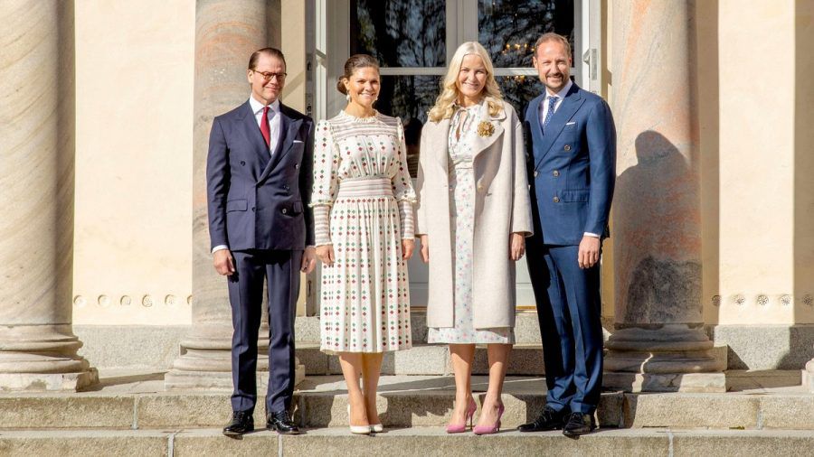 Prinz Daniel und Kronprinzessin Victoria von Schweden (li.) begrüßten Kronprinzessin Mette-Marit und Kronprinz Haakon von Norwegen auf Schloss Haga. (tae/spot)