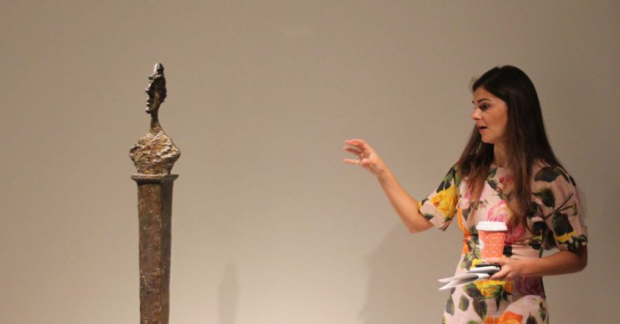 Brooke Lampley von Sotheby's neben der Skulptur «Stèle II» von Alberto Giacometti, die zur Versteigerung kommen soll.